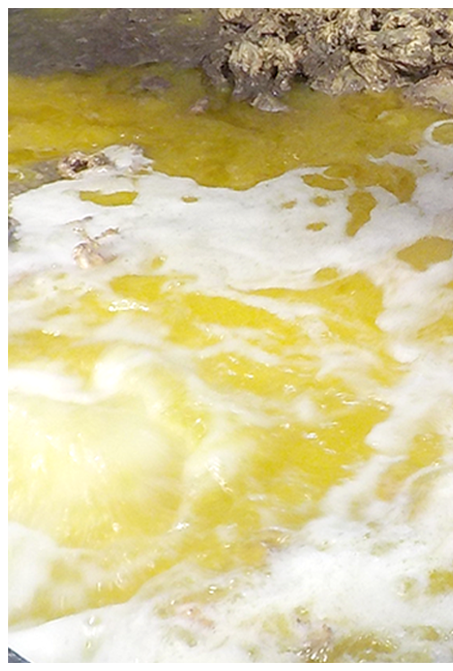 完全無添加ストレート製法で作るスープを鍋で煮込んでいる写真