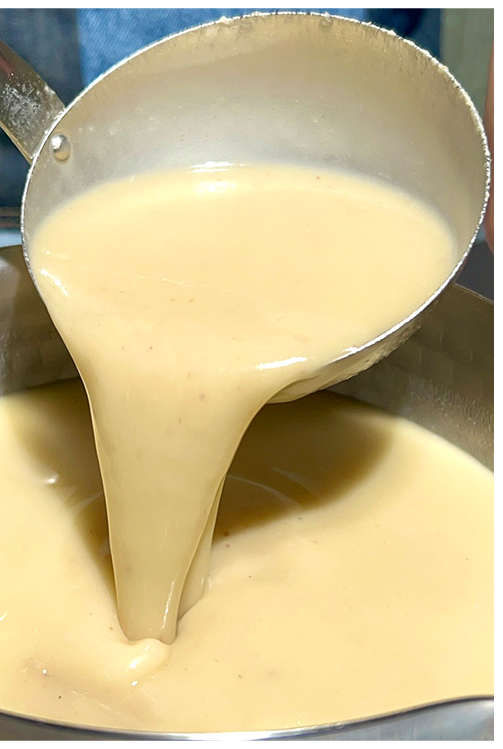 調理済みスープを注いでいる様子。誰でもすぐ使える業務用スープの写真