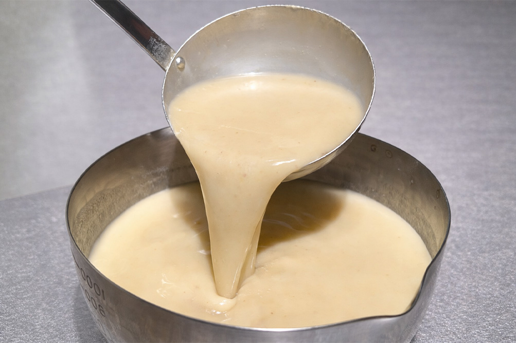 生スープを鍋で仕上げる製造工程と商品品質の訴求イメー